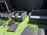 beaucoup de chaises et de tables posées sur l'herbe