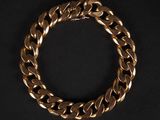 un bracelet en or sur fond noir