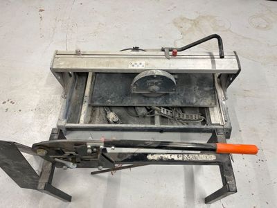 une machine posée sur une table