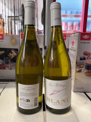 deux bouteilles de vin posées sur une table l'une à côté de l'autre