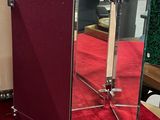 un tapis rouge sur lequel est posé un miroir