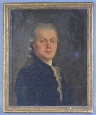 portrait d'un homme vêtu d'un manteau bleu et aux cheveux blancs