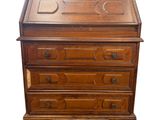 une image représentant une commode en bois avec des tiroirs sur le dessus