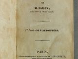 un livre avec un titre posé sur une table