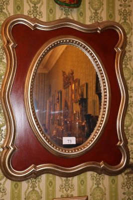 la photo d'un miroir accroché au mur
