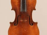 un vieux violon avec un archet sur fond blanc