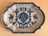 une assiette bleue et blanche sur laquelle est représenté un homme