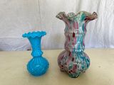 deux vases en verre posés sur une table l'un à côté de l'autre