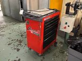 une boîte à outils rouge posée au milieu d'une pièce