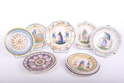 de nombreuses assiettes aux motifs variés, disposées sur un fond blanc