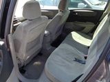 Les sièges arrière de la voiture sont propres et prêts à être utilisés.