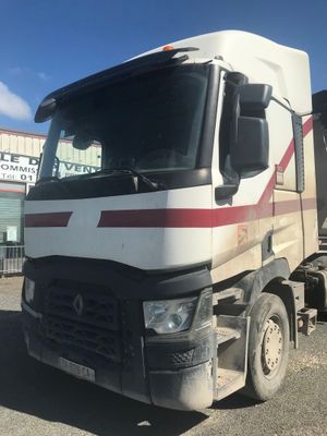une photo d'un camion garé sur un parking