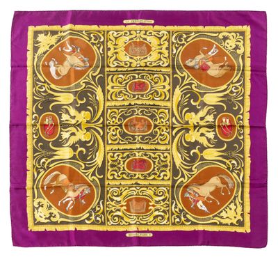 un foulard en soie violet et jaune sur lequel figure le portrait d'une femme à cheval