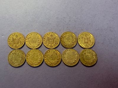 un groupe de cinq pièces d'or posées sur une table