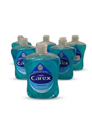 quatre flacons de savon pour les mains Carex sur fond blanc