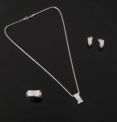 un collier, des boucles d'oreilles et une bague en argent, présentés sur un fond noir