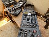 de nombreux outils posés sur une table dans une pièce