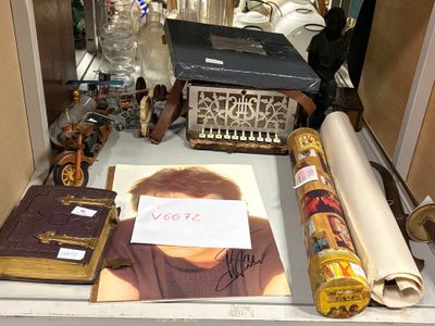 l'image d'une table sur laquelle sont posés de nombreux objets