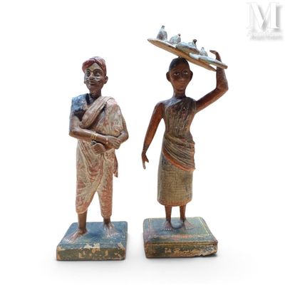 deux figurines représentant des femmes portant des plateaux de nourriture sur la tête