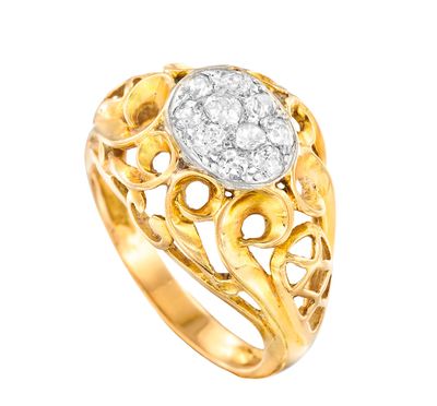 une bague en or avec un diamant au centre, entouré d'un motif en filigrane