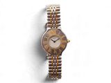une image d'une montre de poignet de femme avec des chiffres romains