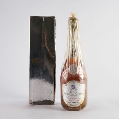 une bouteille de sauce à côté d'une boîte posée sur une table