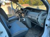 l'intérieur d'une voiture avec la porte ouverte et le siège du conducteur abaissé