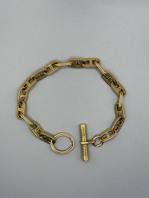 un bracelet en chaîne d'or muni d'un fermoir et d'un fermoir