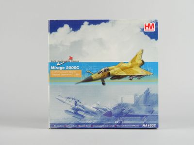 une boîte contenant une maquette d'avion de chasse