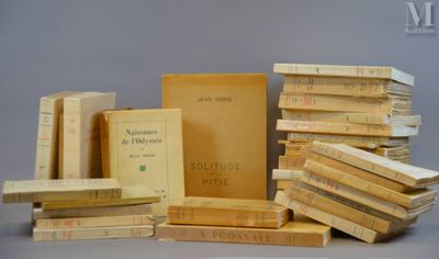 plusieurs livres sont empilés sur une table