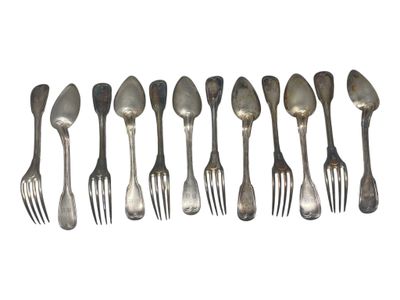 a lot of forks and spoons that are lined up together