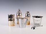 quatre types différents de shakers posés sur une table blanche