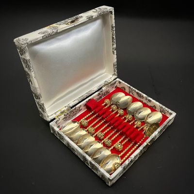 une boîte contenant tout un tas de cuillères rouges et blanches