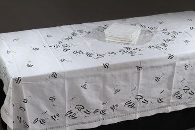 une table blanche recouverte d'une nappe blanche