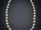 un collier de perles et de diamants