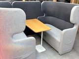 deux chaises et une table au milieu d'une pièce
