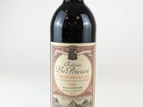 une bouteille de vin posée sur une table