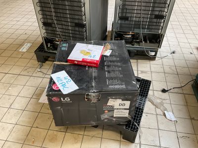 une boîte de nourriture posée par terre à côté de deux autres boîtes
