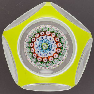 une image représentant un bol en verre jaune orné d'un motif floral