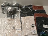 un grand nombre de t-shirts posés sur une table