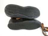deux paires de chaussures posées sur une surface blanche