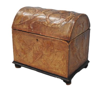 un vieux coffre en bois dont le couvercle est orné d'un motif sculpté