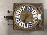 une horloge posée par terre dans la pièce