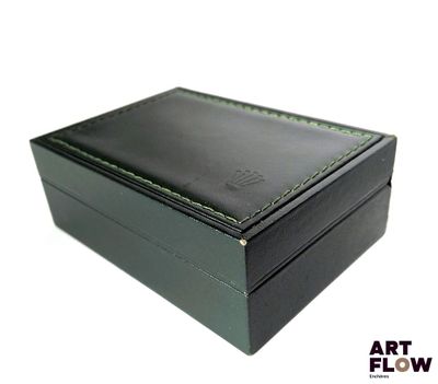 boîte à bijoux en cuir noir avec des surpiqûres vertes sur le couvercle