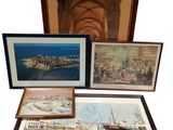 trois photos encadrées représentant des bateaux et un bateau dans un cadre en bois