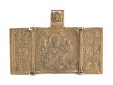 une vieille assiette en or représentant une femme et un enfant
