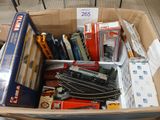 une boîte en carton remplie de rails et d'autres petits trains