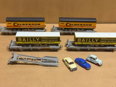 Quatre petits trains sont alignés les uns à côté des autres sur une table