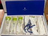 une boîte bleue contenant quatre verres à vin et des serviettes