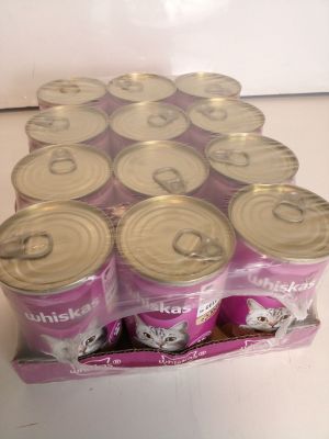 plusieurs boîtes de nourriture pour chat posées sur un plan de travail